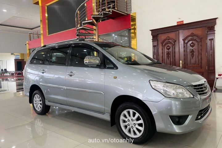 Toyota Innova 2.0E 2012