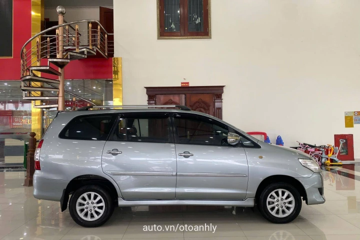 Toyota Innova 2.0E 2012