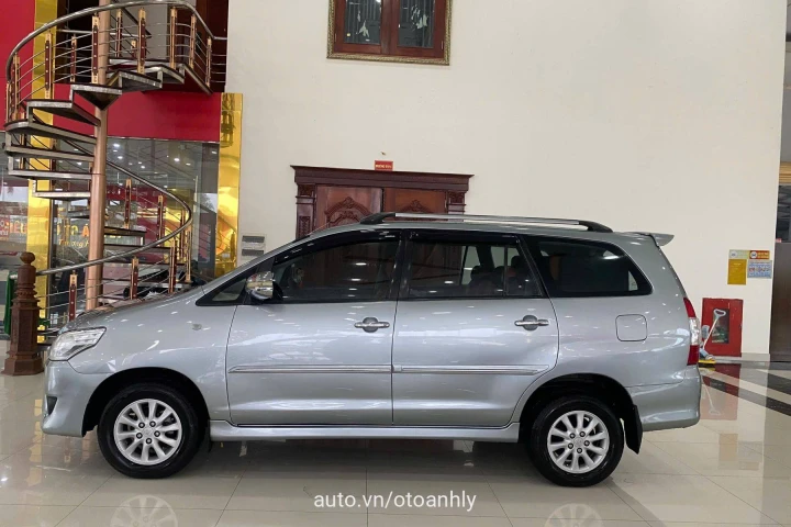 Toyota Innova 2.0E 2012