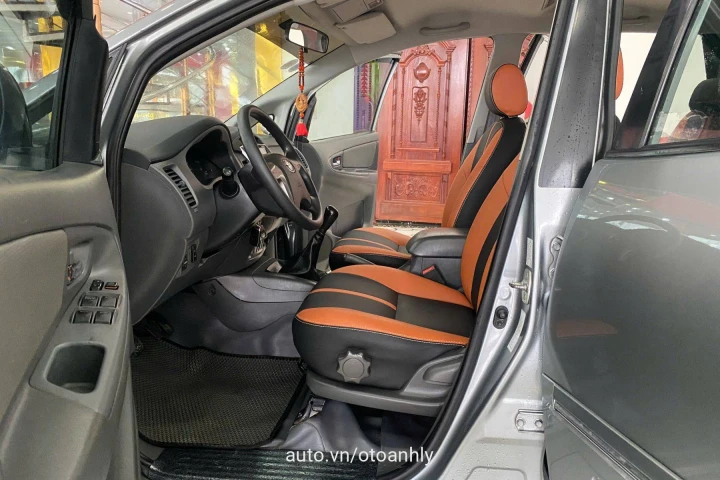 Toyota Innova 2.0E 2012