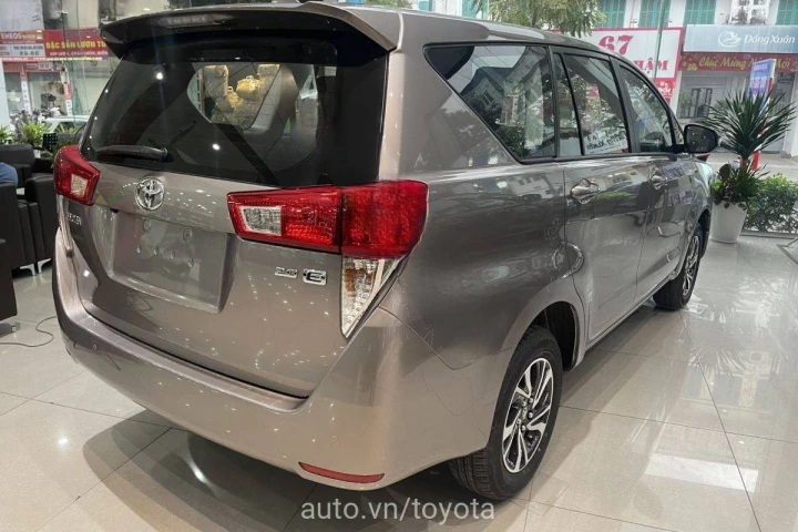 Toyota Innova 2024