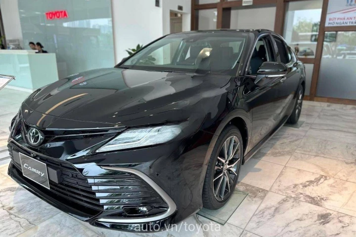 Toyota Camry 2.0Q 2024