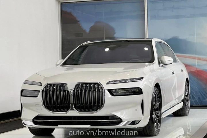 BMW 7 Series 735i Pure Excellence 2023