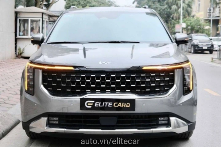 Kia Carnival Signature Dầu 2024