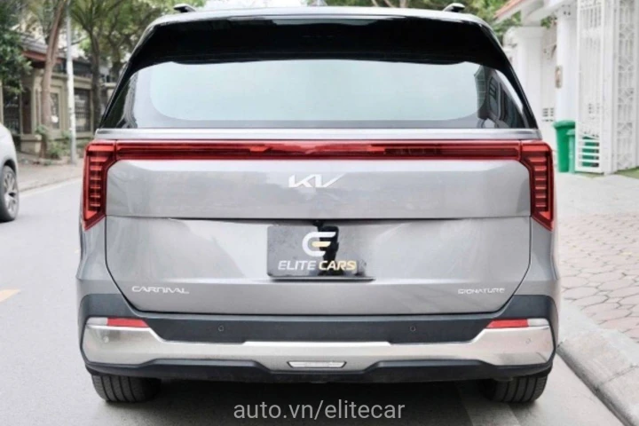 Kia Carnival Signature Dầu 2024