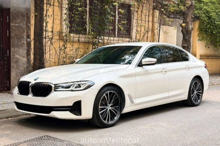 BMW 5 Series Luxury Line 2022