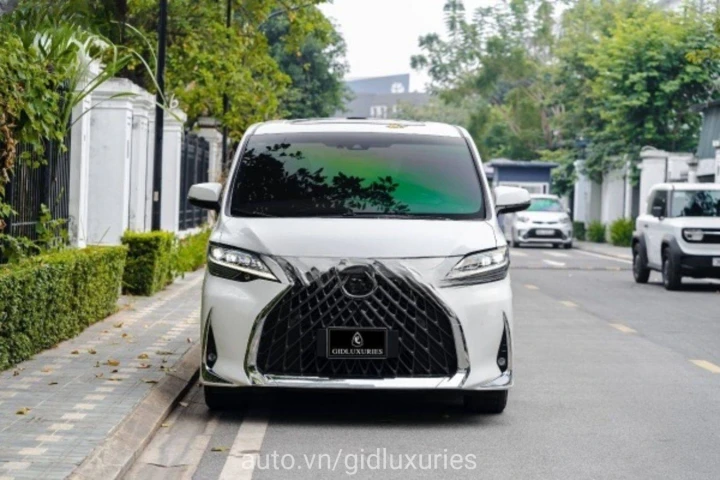 Lexus LM 350 7 Chỗ 2022