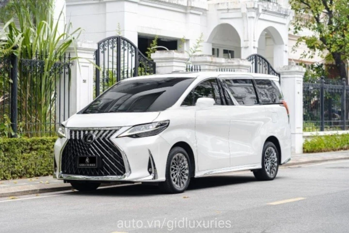 Lexus LM 350 7 Chỗ 2022