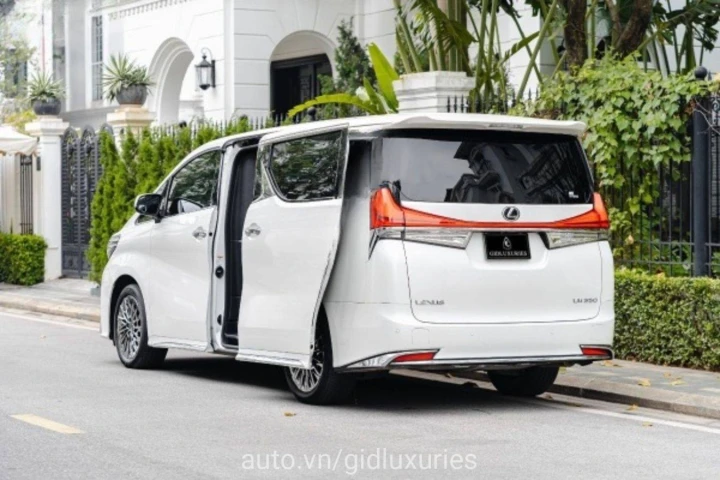 Lexus LM 350 7 Chỗ 2022