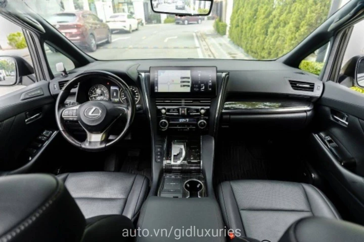 Lexus LM 350 7 Chỗ 2022