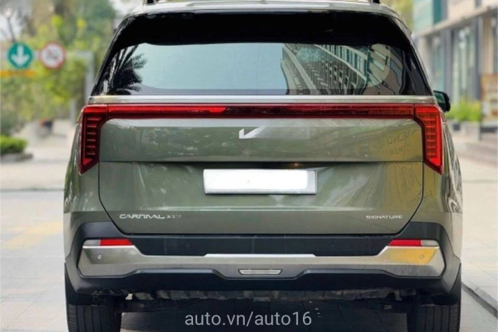 Kia Carnival Signature Dầu 2024