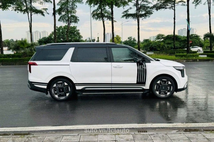 Kia Carnival Signature Dầu 2024