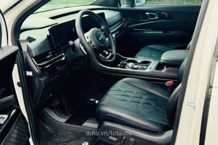 Kia Carnival Signature Dầu 2024
