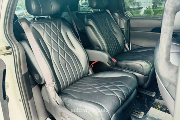 Kia Carnival Signature Dầu 2024