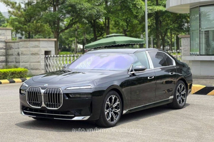 BMW 7 Series 735i Pure Excellence 2024