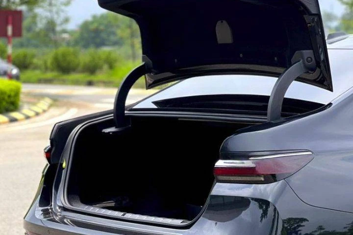 BMW 7 Series 735i Pure Excellence 2024