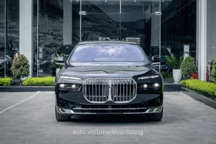 BMW 7 Series 740i Pure Excellence 2024