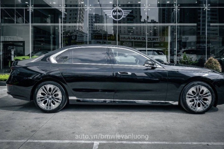 BMW 7 Series 740i Pure Excellence 2024