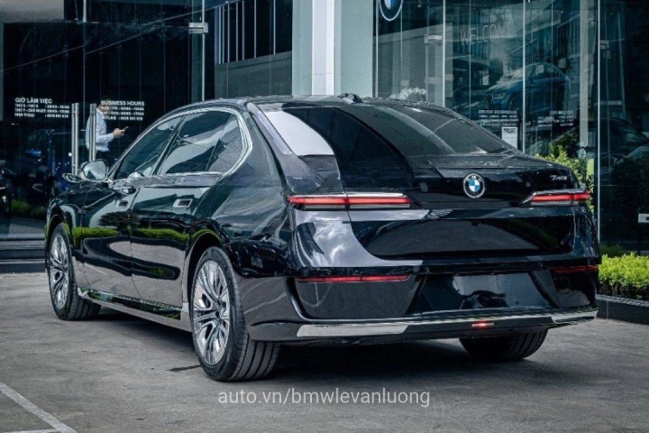BMW 7 Series 740i Pure Excellence 2024