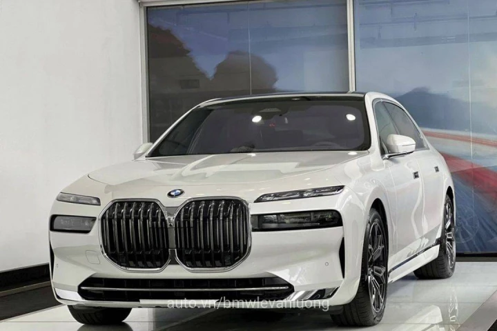 BMW 7 Series 735i Pure Excellence 2024