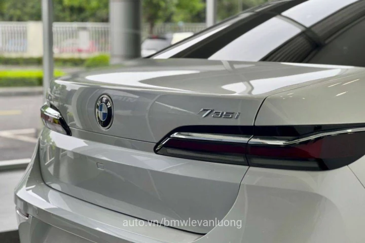 BMW 7 Series 735i Pure Excellence 2024