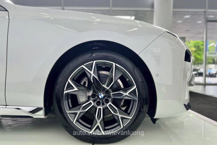 BMW 7 Series 735i Pure Excellence 2024