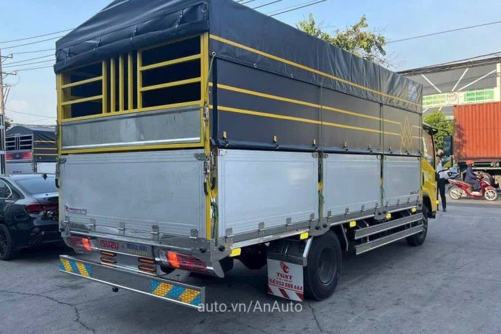 Isuzu Xe tải thùng 2025