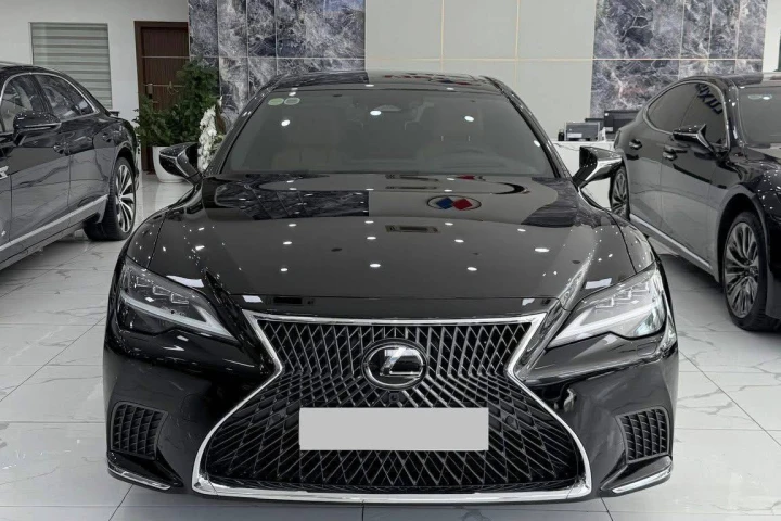 Lexus LS 2025