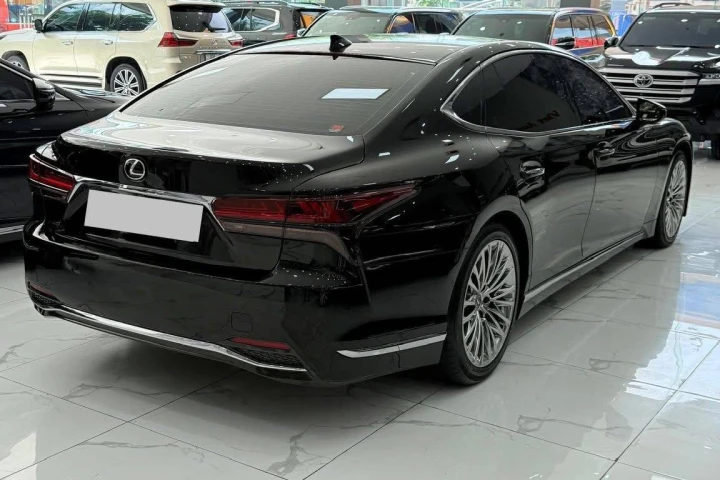 Lexus LS 2025