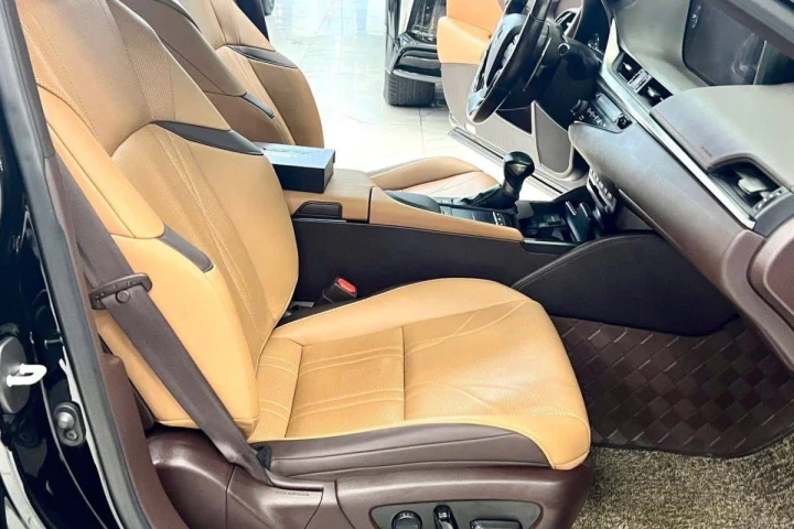 Lexus ES 2020