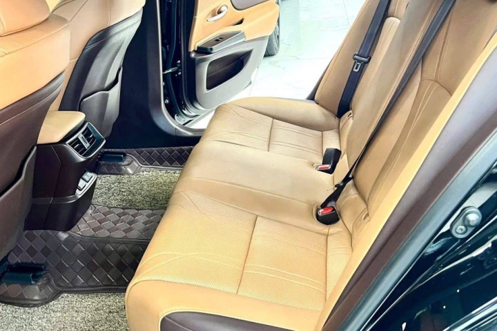 Lexus ES 2020