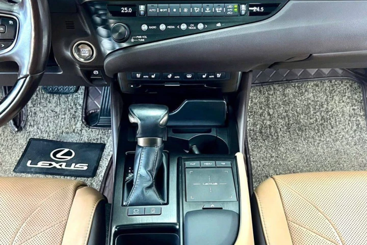 Lexus ES 2020