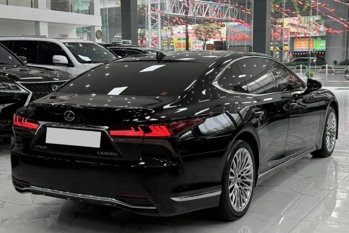 Lexus LS 2025