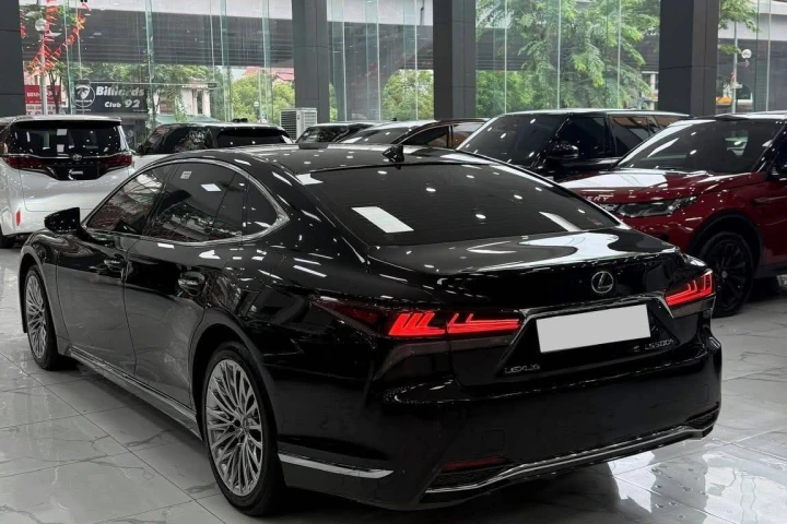 Lexus LS 2025