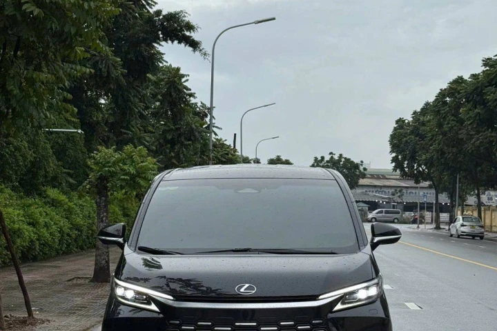 Lexus LM 2025