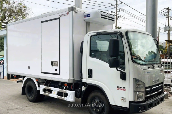 Isuzu Xe tải thùng 2025