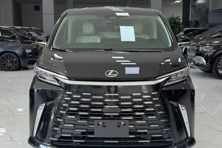Lexus LM 2025