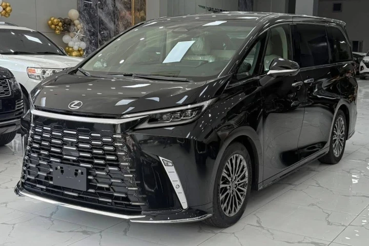 Lexus LM 2025