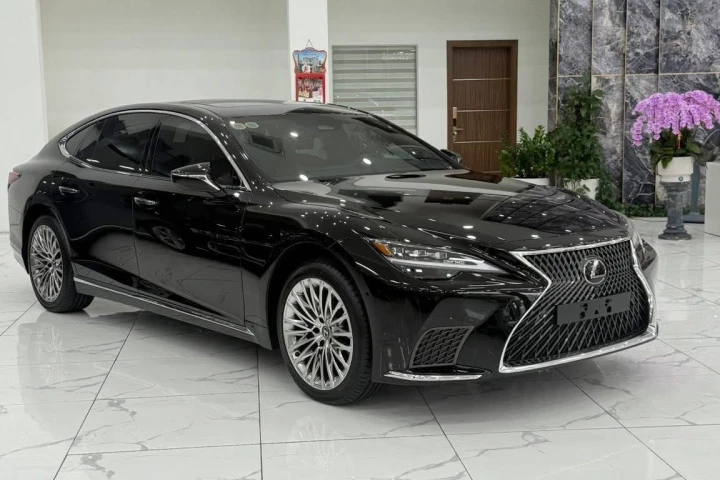 Lexus LS 2025