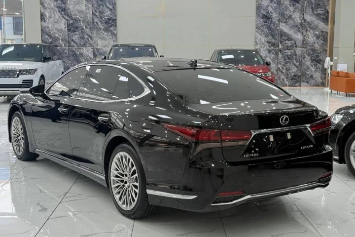 Lexus LS 2025